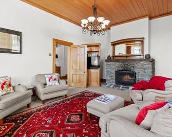 Historic Stone Cottage Apt 1 -spa, 3 min from town - Queenstown - Living room
