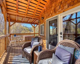 Tranquil Cabin on Sleeping Child Creek - Hamilton - Balcony