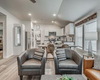 Cozy Cottage in BoomerTown - Norman - Living room