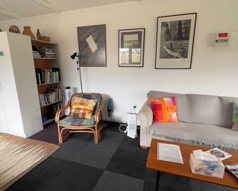 @Taradise-Opunake - eco-friendly Coastal hideaway - Opunake - Living room