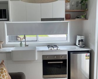 Luxe Tiny home close to Brisbane CBD with pool/free parking - Coorparoo - Cocina