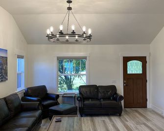 NEW Charming home located in Downtown Bend! - Bend - Living room