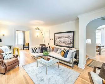 South Bend Home Less Than 1 Mi to Notre Dame! - South Bend - Living room