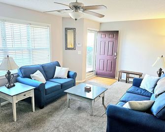 Spacious Townhome close to ECU and Hospital. Full of all the amenities you need. - Greenville - Living room