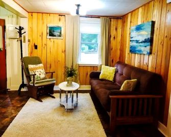 Charming Lakeside Cabin Rental near Camp Nine Pines, Wisconsin - Ashland - Living room