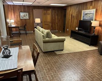 Lake Front Home close to Ski Brule and snowmobile trails. - Iron River - Sala de estar