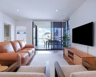 Regatta Hideaway - A Breezy Balcony Residence - Brisbane - Living room