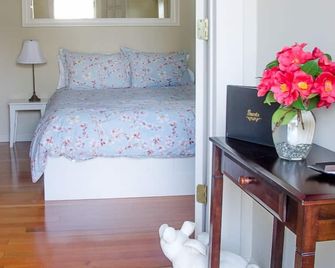 Charming home within walking distance of gourmet dining, wine tasting & shopping - Newberg - Habitación