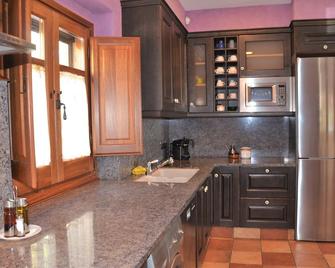 Luxurious villa of high standard with room for 20 persons. Large garden & pool - Olost - Cocina