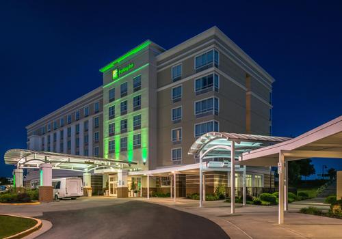 Holiday Inn Kansas City Airport from R1 947. Kansas City Hotel Deals ...