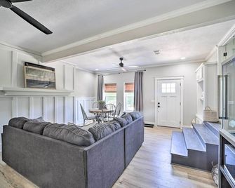 Stunning Oklahoma Home about 3 Mi to Spiro Mounds - Pocola - Living room