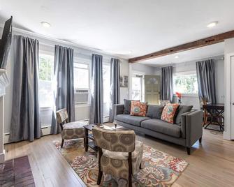Kennebunkport House - Short walk to Beach or Port - Kennebunkport - Living room