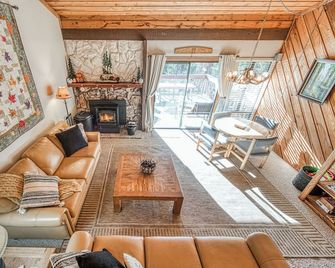Comfy condo with Mountain View’s and big deck - Lakeshore - Living room