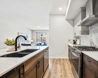 Herron Street New Luxury Retreat 6 Beds A11y - Balzac - Kitchen