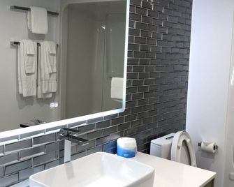 Strata Hotel - Kingston