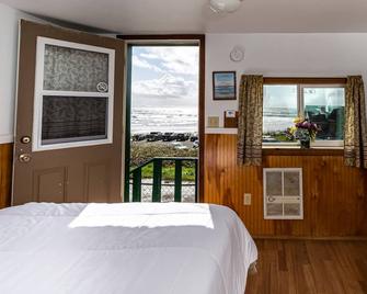 Oceanside Ocean Front Cabins - Oceanside - Bedroom