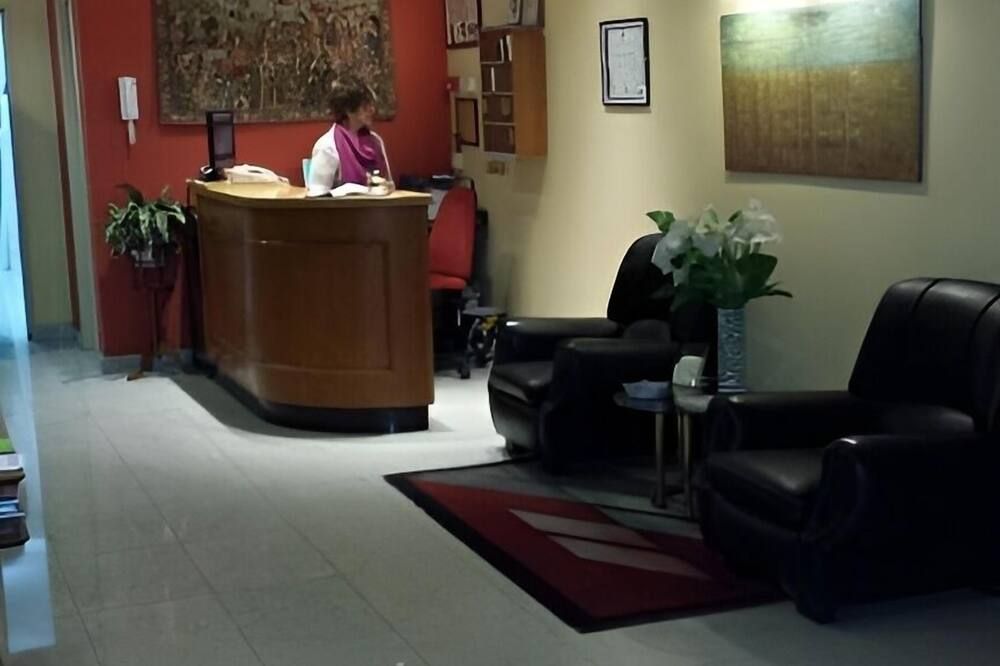 Hostal Guzman El Bueno by gaiarooms - לאון - דלפק קבלה
