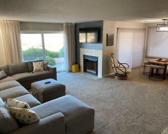 Family-Friendly Resort Condo With Arcade! - Saint George - Living room