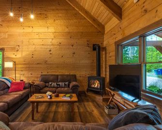 Tupelo - Hand hewn private log cabin with views - Logan - Вітальня