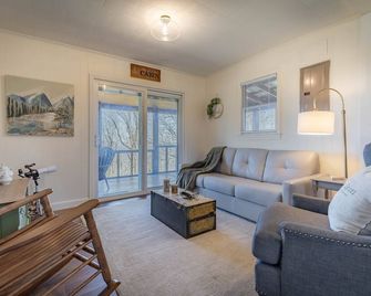 A peaceful tiny cabin with sweeping views of the mountains. - Morganton - Living room