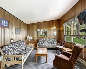 Charming Pet Friendly Cabin for 8 in Fergus Falls, Minnesota - Fergus Falls - Lounge