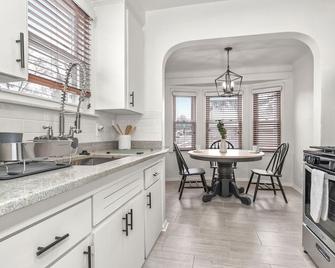 Updated Home! 10 min to Airport/Greenfield Village - Dearborn - Kitchen
