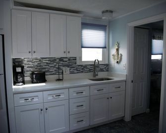 Super Clean 2 Bedroom Cottage - Hampton - Kitchen