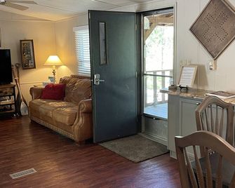 On Lake Tenkiller, near Barnacle Bill's Marina with Fantastic outdoor space. - Park Hill - Living room