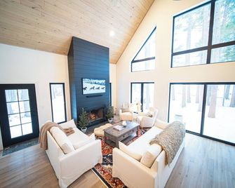 3 BR l Lakefront Cabin l Skiing I Snowmobiling - Manitowish Waters - Living room