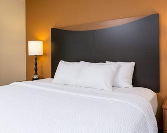 AmericInn by Wyndham Topeka - Topeka - Yatak Odası