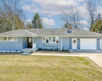 Lake Shore Luxury - Escanaba - Edificio