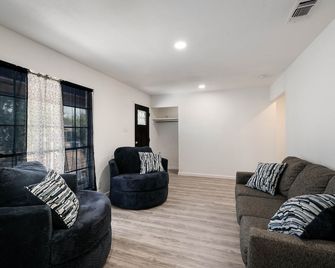 A great place for short and medium stays, 5 minutes to Lackland Air Force Base. - San Antonio - Living room