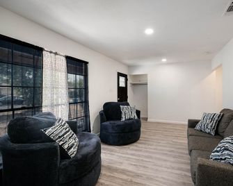 A great place for short and medium stays, 5 minutes to Lackland Air Force Base. - San Antonio - Sala de estar