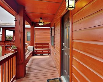 Sabaidii Guesthouse A & B | Separate Living Spaces - Rockport - Balcón