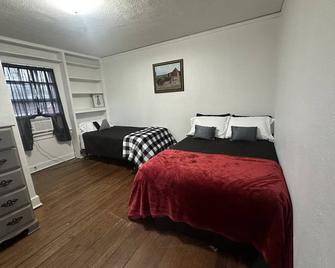 Historic brick home located 4 blocks from downtown Rockville, IN - Rockville - Schlafzimmer