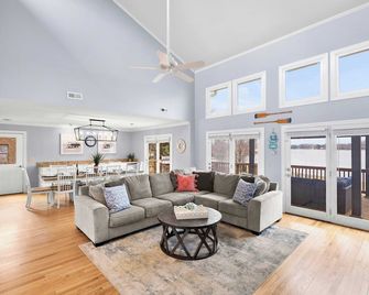 Ponderosa Pointe by AvantStay Boathouse Views - Mooresville - Living room