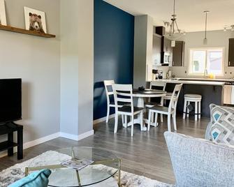 3 Bedroom 2.5 Bath Near Canmore, Banff & Calgary Airport Pet Friendly - Cochrane - Dining room