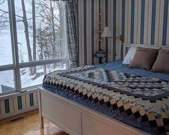 Buckhorn Lake Waterfront Cottage |Wood burning lakeside Sauna, campfire - FIFA - Buckhorn - Bedroom