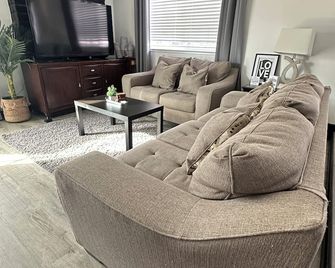 Tranquil Escape: 4-Bedroom Home with Modern Amenities and pool - Vallejo - Living room