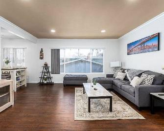 Charming 2-bedroom apartment in lovely Inglewood with WiFi UNIT 5 - Inglewood