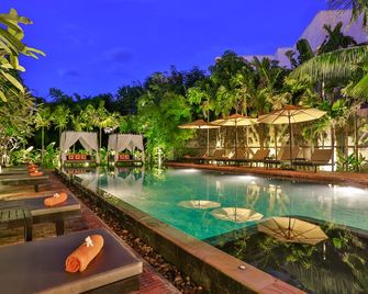 هوم إيندوتشين دأنغكور - سيم ريب - حوض السباحة