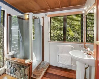 Rosebrook Cottages - Maleny - Bathroom