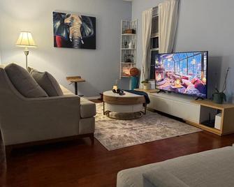 Townhome Dual Master Suites Close To Iad DC - Centreville - Living room