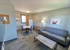 Suite 308 - Newly Renovated 2nd Floor Apartment - Rapid City - Sala de estar