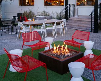 The Longleaf Hotel - ראליי - פטיו