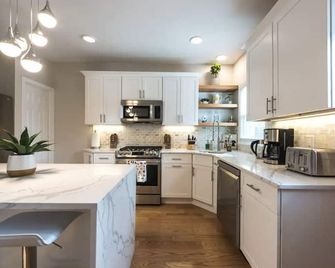 Airy Downtown 1BR w/ Parking - Princeton - Kitchen