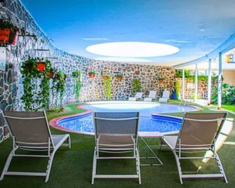 Country Hotel & Suites - גוואדאלחארה - בריכה