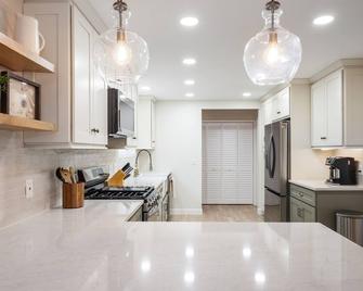 1500 FT from Gowdy Shores Beach, Fire Pit - Union Pier - Cocina