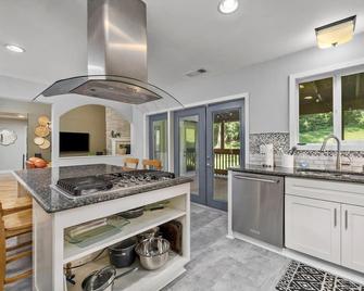 Cozy Renovated Bungalow Perfect for Families - Florissant - Kitchen