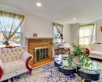 DC Area Home: 1 Mi to Light Rail! - Silver Spring - Living room